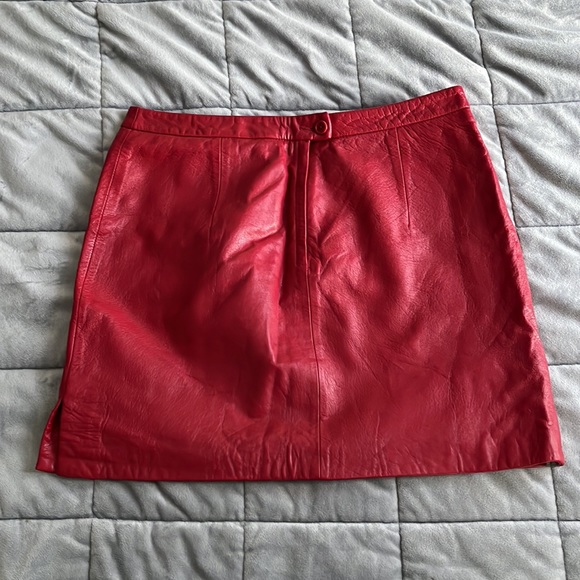 Vintage BCBG red leather mini skirt - Picture 4 of 5